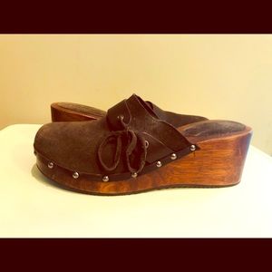AMERICAN EAGLE Suede Clogs
